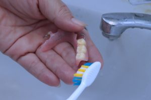 how should a partial denture cleans